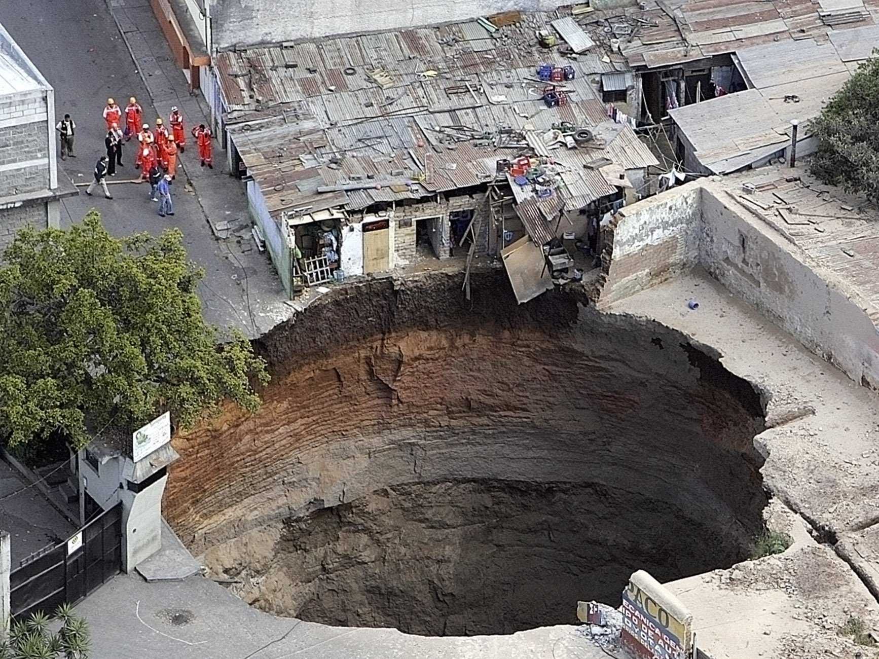 the-most-terrifying-sinkhole-pictures-youve-ever-seen.jpg