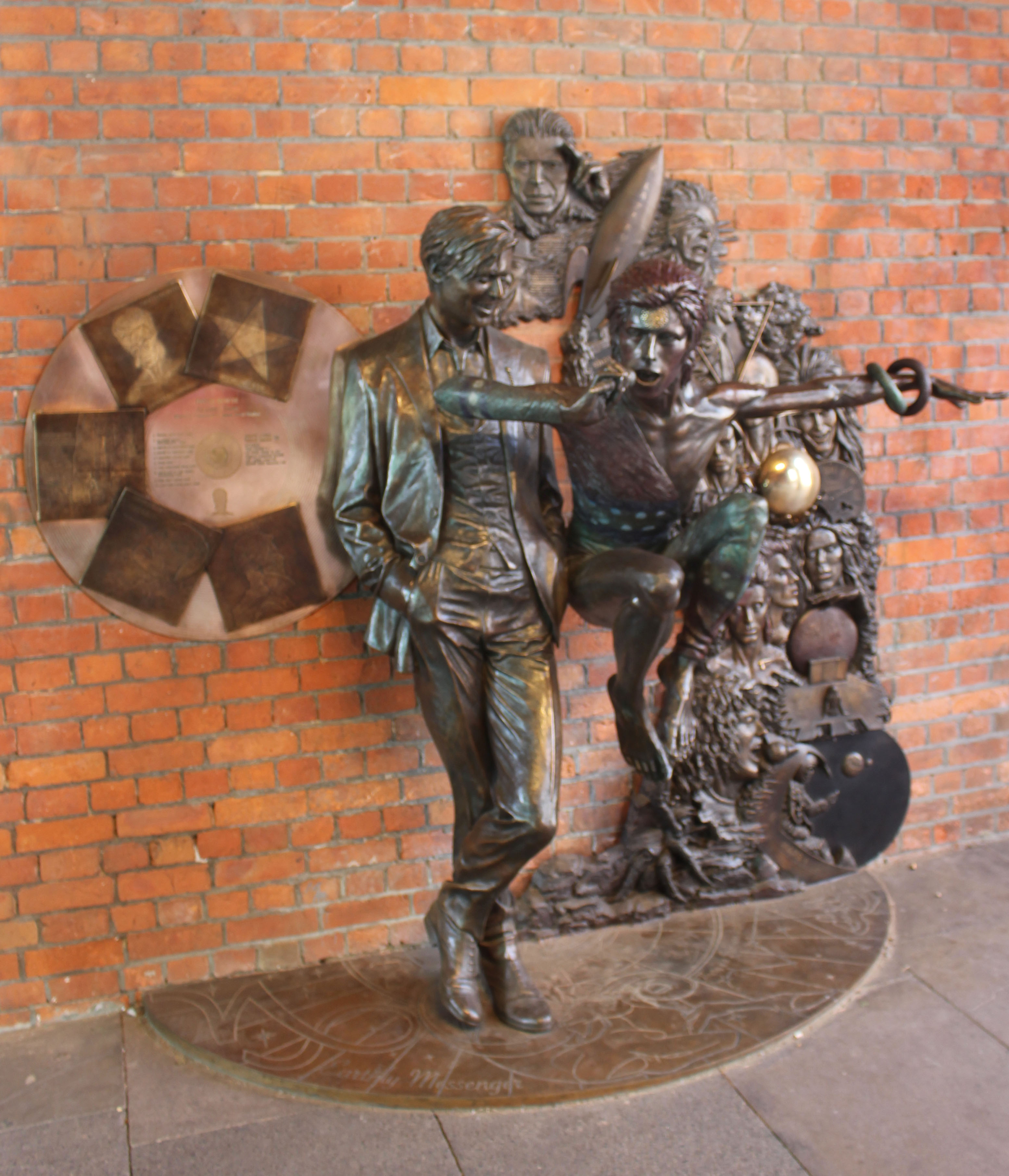 Statue_of_David_Bowie_%28geograph_5942789%29.jpg
